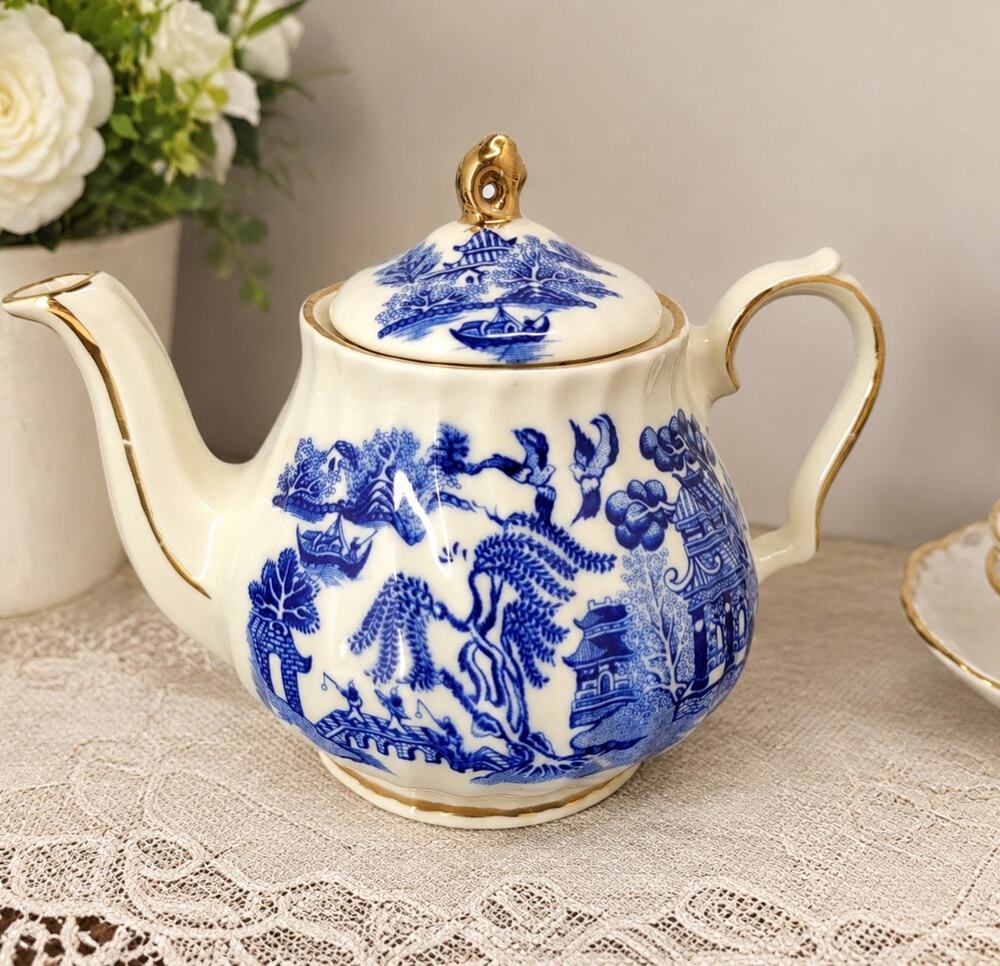 Vintage Sadler England Blue Willow Blue & White Gold Trim Teapot